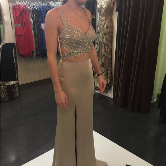 🔥 Le Femme size 2 Prom dress great condition worn once - Picture 1 of 7